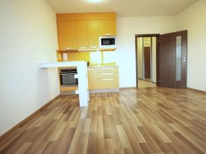 Pronájem bytu 1+kk, Praha - Hloubětín, Saarinenova, 32 m2