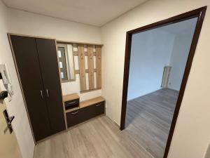 Pronájem bytu 2+kk, Praha - Vysočany, Pod strojírnami, 57 m2