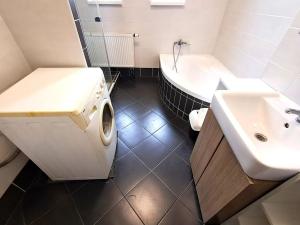 Pronájem kanceláře, Praha - Vokovice, V středu, 85 m2
