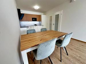 Pronájem bytu 2+kk, Praha - Hostavice, Českobrodská, 68 m2
