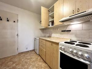 Pronájem bytu 3+1, Praha - Strašnice, Pod strání, 42 m2