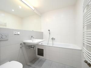 Pronájem bytu 1+kk, Praha - Liboc, Evropská, 33 m2