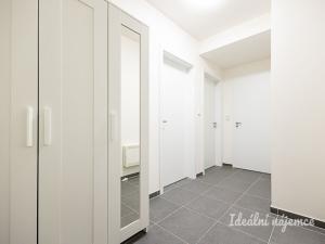 Pronájem bytu 2+kk, Praha - Prosek, Čakovická, 43 m2