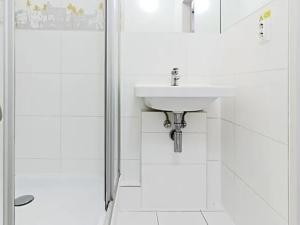 Pronájem bytu 1+kk, Praha - Karlín, Molákova, 36 m2