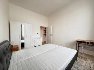 Pronájem bytu 2+kk, Praha, Zenklova, 54 m2