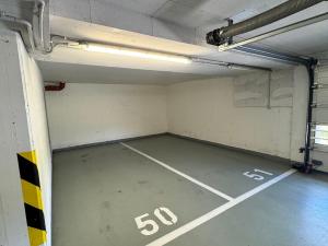 Pronájem garážového stání, Praha - Kyje, Farkašova, 30 m2