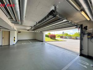 Pronájem garážového stání, Praha - Kyje, Farkašova, 30 m2