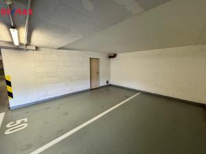 Pronájem garážového stání, Praha - Kyje, Farkašova, 30 m2