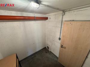 Pronájem garážového stání, Praha - Kyje, Farkašova, 30 m2