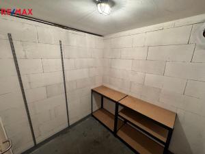 Pronájem garážového stání, Praha - Kyje, Farkašova, 30 m2