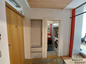 Pronájem bytu 2+kk, Praha, Biskupcova, 47 m2