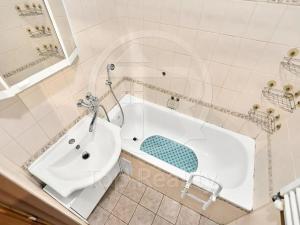 Prodej bytu 3+1, Ostrov, Kollárova, 71 m2