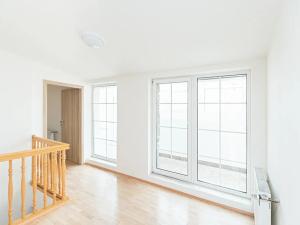 Pronájem bytu 2+kk, Praha - Kobylisy, Pod hliništěm, 53 m2