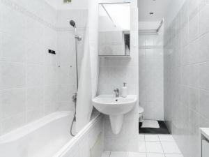 Prodej bytu 2+1, Praha - Hlubočepy, Renoirova, 43 m2
