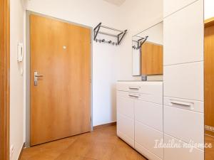 Pronájem bytu 1+kk, Praha, Farkašova, 32 m2