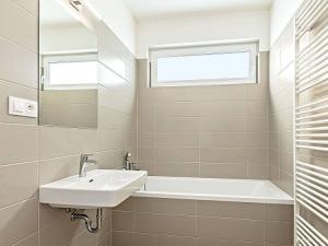 Pronájem bytu 2+kk, Praha - Hloubětín, Saarinenova, 64 m2