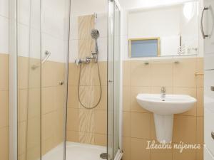 Pronájem bytu 2+1, Praha - Dejvice, Evropská, 76 m2