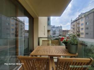 Pronájem bytu 2+kk, Praha - Holešovice, Komunardů, 60 m2