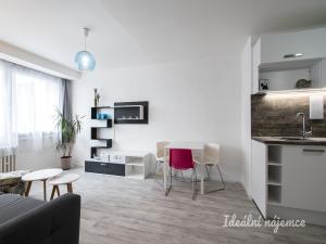Pronájem bytu 2+kk, Praha - Kobylisy, Rajmonova, 47 m2