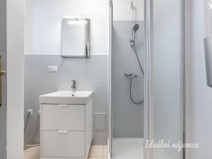 Pronájem bytu 2+kk, Praha - Holešovice, Osadní, 47 m2
