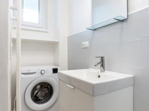 Pronájem bytu 1+1, Praha - Holešovice, Osadní, 47 m2