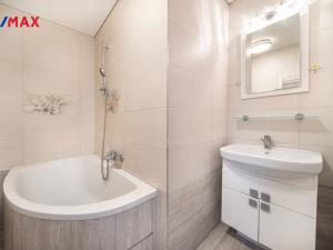 Prodej bytu 2+1, Karlovy Vary - Stará Role, Karlovarská, 61 m2