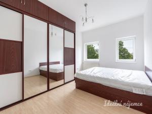 Pronájem bytu 2+kk, Praha - Prosek, Vysočanská, 56 m2