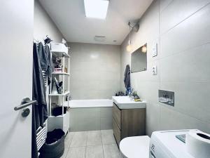 Pronájem bytu 2+kk, Praha - Strašnice, Zvěřinova, 49 m2