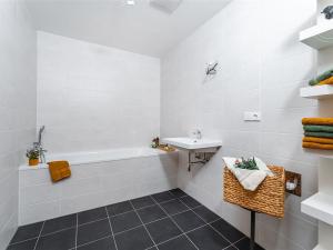 Pronájem bytu 2+kk, Praha, Plzeňská, 52 m2