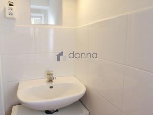 Pronájem bytu 1+kk, Praha, Srbínská, 25 m2