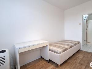 Pronájem bytu 2+kk, Praha - Prosek, Ctěnická, 39 m2