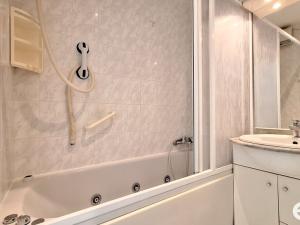 Pronájem bytu 2+kk, Praha - Prosek, Ctěnická, 39 m2