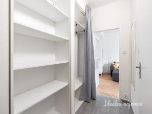 Pronájem bytu 2+kk, Praha - Strašnice, U kombinátu, 46 m2