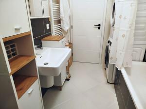 Prodej bytu 2+kk, Praha - Dolní Měcholupy, Honzíkova, 54 m2
