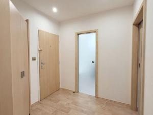 Pronájem bytu 2+kk, Praha - Černý Most, Kpt. Stránského, 41 m2