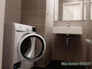 Pronájem bytu 2+kk, Praha - Strašnice, Mrštíkova, 52 m2