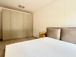 Pronájem bytu 2+kk, Praha, Výstavní, 65 m2