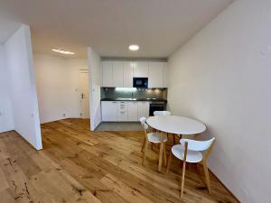 Pronájem bytu 1+kk, Praha, Libušská, 50 m2