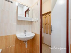 Pronájem bytu 2+kk, Praha - Troja, Hnězdenská, 35 m2