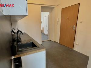 Prodej bytu 1+1, Karlovy Vary - Rybáře, nám. 17. listopadu, 33 m2