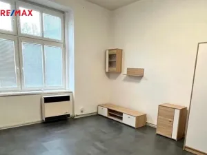 Prodej bytu 1+1, Karlovy Vary - Rybáře, nám. 17. listopadu, 33 m2