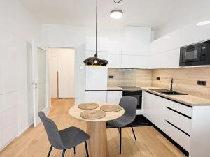 Pronájem bytu 1+kk, Praha - Holešovice, U průhonu, 51 m2