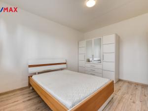 Prodej bytu 3+1, Ostrov, Kollárova, 69 m2