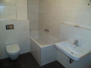 Pronájem bytu 2+kk, Praha - Uhříněves, Oty Bubeníčka, 52 m2
