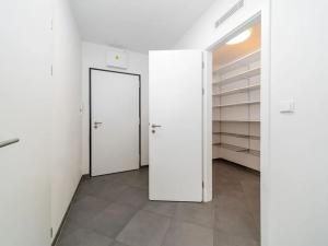 Pronájem bytu 2+kk, Praha - Karlín, U Sluncové, 55 m2