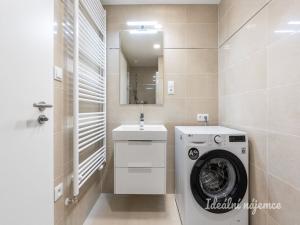 Pronájem bytu 1+kk, Praha - Hloubětín, Poděbradská, 33 m2