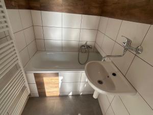 Pronájem bytu 3+1, Praha - Dolní Chabry, Hrušovanské náměstí, 70 m2