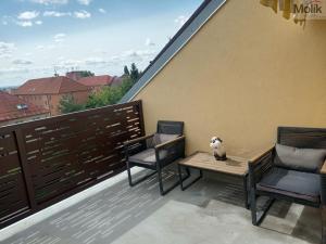 Pronájem atypického bytu, Chomutov, náměstí Dr. Beneše, 178 m2