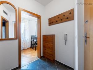 Pronájem bytu 2+kk, Praha - Hlubočepy, Voskovcova, 49 m2