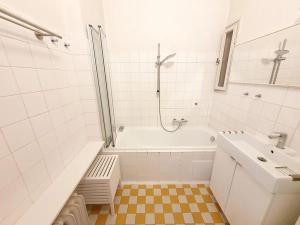 Pronájem bytu 2+kk, Praha, Mikovcova, 50 m2